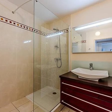 : Superbe T2 A 100m De La Avec Parking, Wifi - Fr-1-433-138 Apartmán